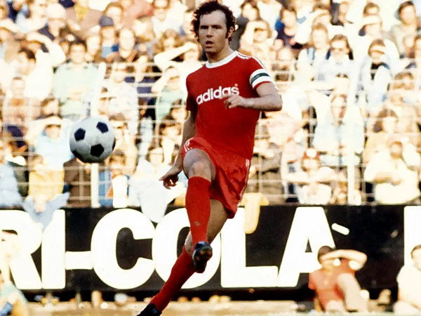 Franz Beckenbauer đạt hai lần danh hiệu Quả bóng vàng.
