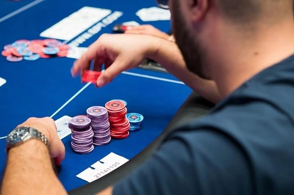 Donk bet nghĩa là gì trong game bài Poker