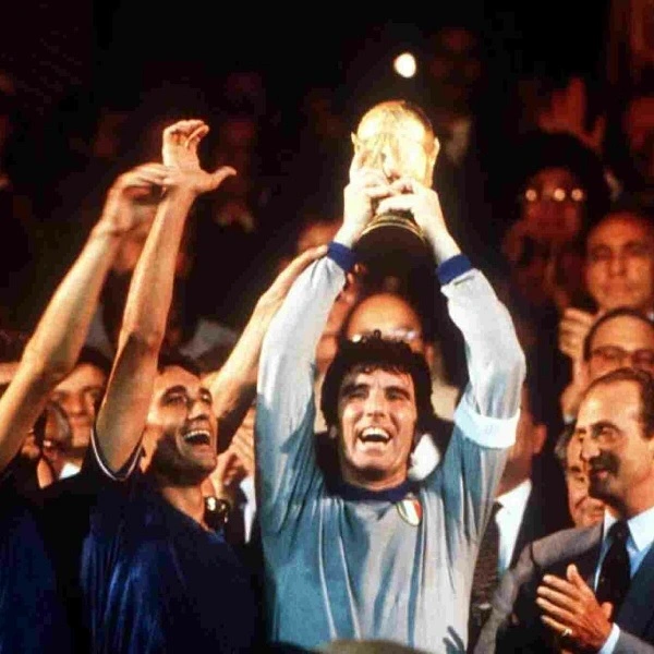 Dino Zoff nắm giữ kỷ lục người giữ sạch lưới lâu nhất các trận đấu quốc tế