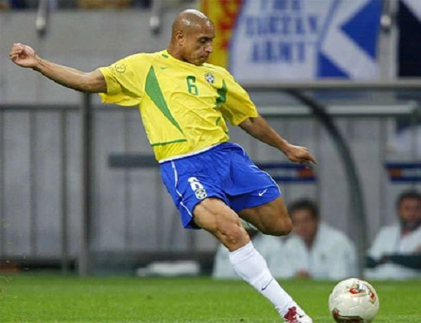 Roberto Carlos chơi bóng cho quốc gia Brazil