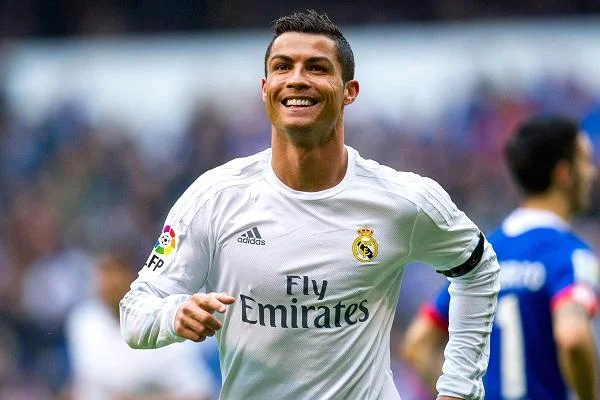 Cristiano Ronaldo là cầu thủ giàu nhất và xuất sắc nhất mọi thời đại