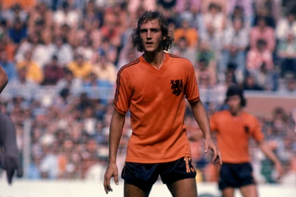 Johan Neeskens  là tiền vệ xuất sắc của đội tuyển quốc gia Hà Lan