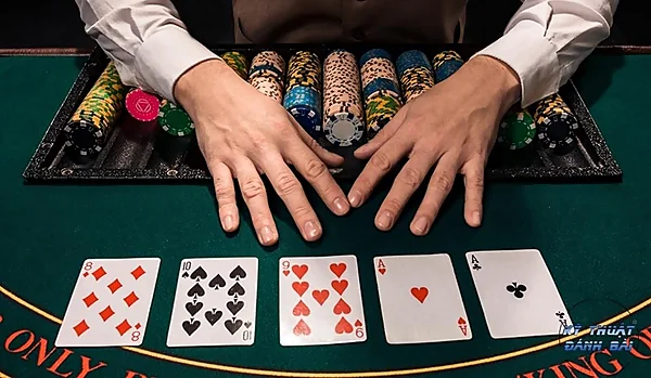 Dựa vào vị trí chơi của bạn trong bàn poker.