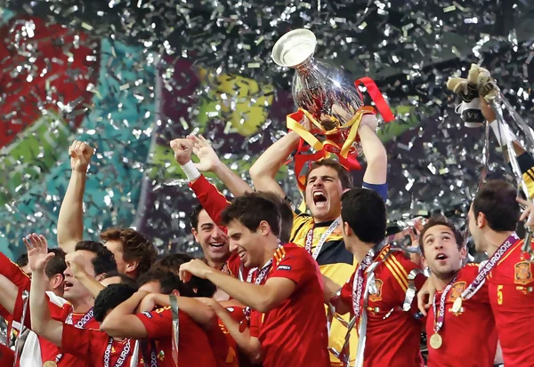 Tây Ban Nha là đội tuyển đầu tiên bảo vệ thành công ngôi vương