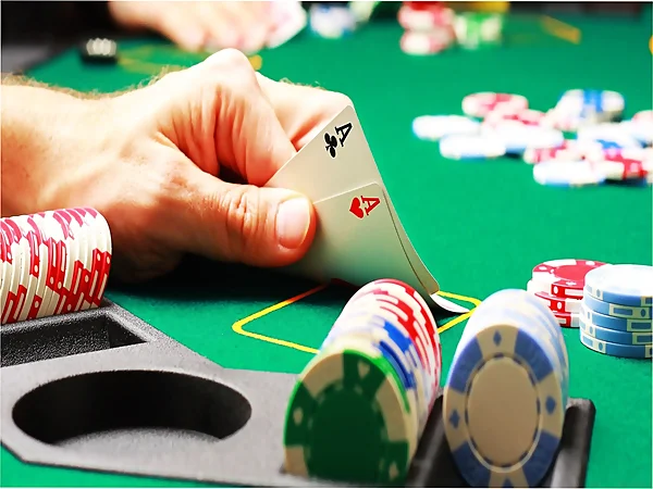 Xét về các lá bài trong game xì tố và poker.