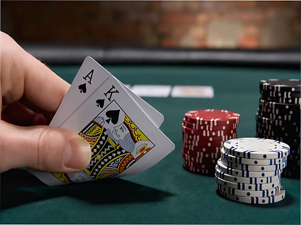 Xét về cách chơi để phân biệt xì tố và poker.