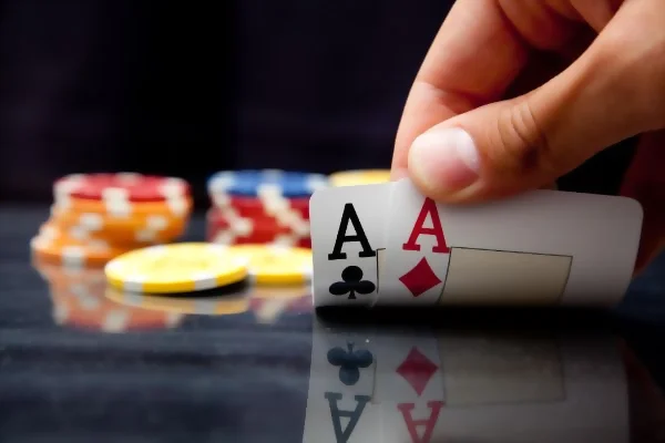 Đôi A là hand bài mạnh nhất trong Poker