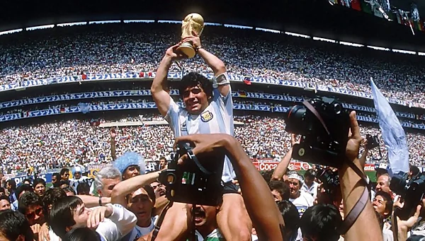 Maradona nhận được giải thưởng “Quả bóng vàng” danh giá.