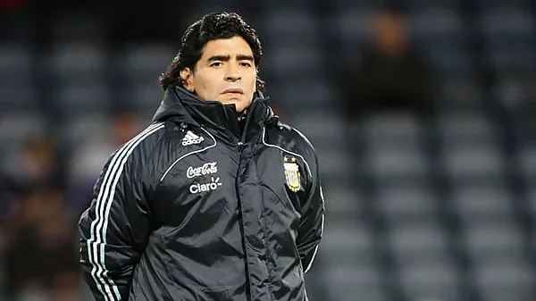 Maradona làm HLV trước khi kết thúc sự nghiệp bóng đá của mình.