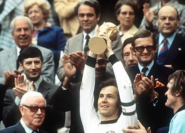 Năm 1974, Franz Beckenbauer giành được cúp Vô địch thế giới.
