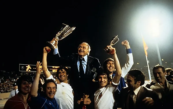 Di Stefano được giúp Valencia CF giành được chức vô địch giải European Cup Winners' Cup.