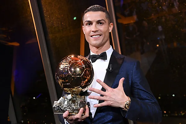 Ronaldo giành được danh hiệu quả bóng vàng FIFA lần 4.