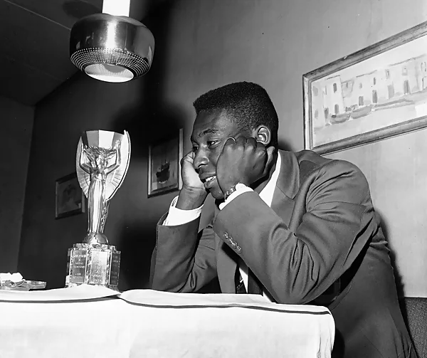 Pele vinh dự giành được danh hiệu Quả bóng bạc năm 1958.