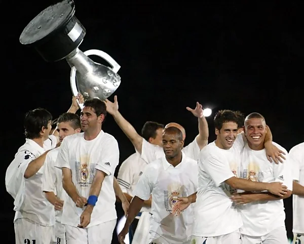 Zidane giúp Los Blancos giành chức vô địch La Liga năm 2002/2003.