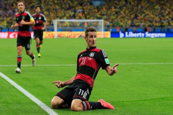 Klose đã ghi được một cú hattrick góp phần nâng tỉ số lên 8-0.