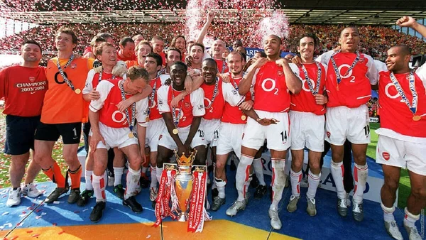 Chiếc cúp vàng Premier League đặc biệt dành cho Arsenal vào mùa giải 2003 - 2004