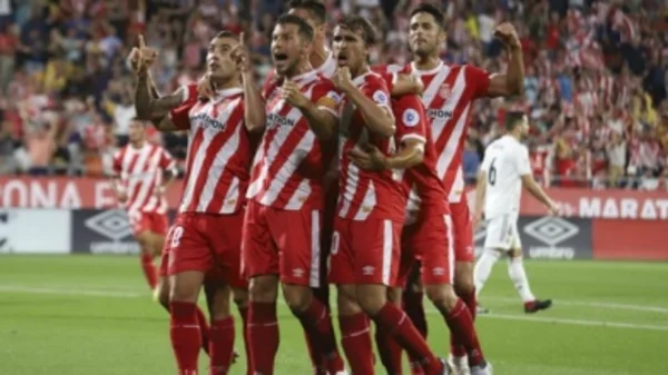 Các cầu thủ Girona trên sân cỏ với tinh thần thi đấu cao
