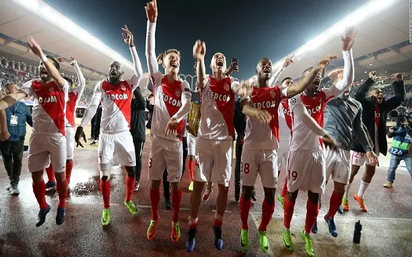 Áo đấu đỏ trắng là trang phục sân nhà của CLB Monaco
