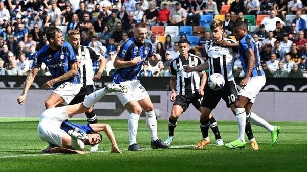 CLB Udinese cố gắng phát huy sức mạnh trên sân cỏ