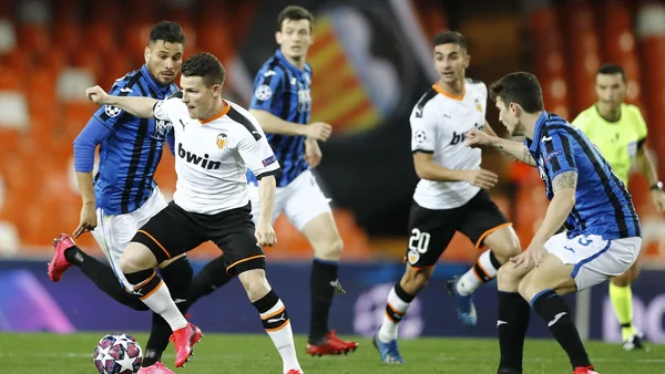 Các cầu thủ Valencia vô cùng nhiệt huyết trên sân cỏ