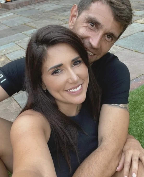 Mandinha cùng chồng, thủ môn Emiliano rạng rỡ trong bức ảnh selfie