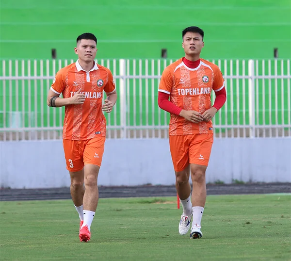 Dương Thanh Hào, cầu thủ đứng bên trái trong bức ảnh, là đội trưởng của CLB Bình Định
