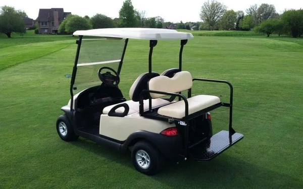 Nhiều người chơi lựa chọn xe điện để không thấy mệt mỏi khi di chuyển trong sân golf