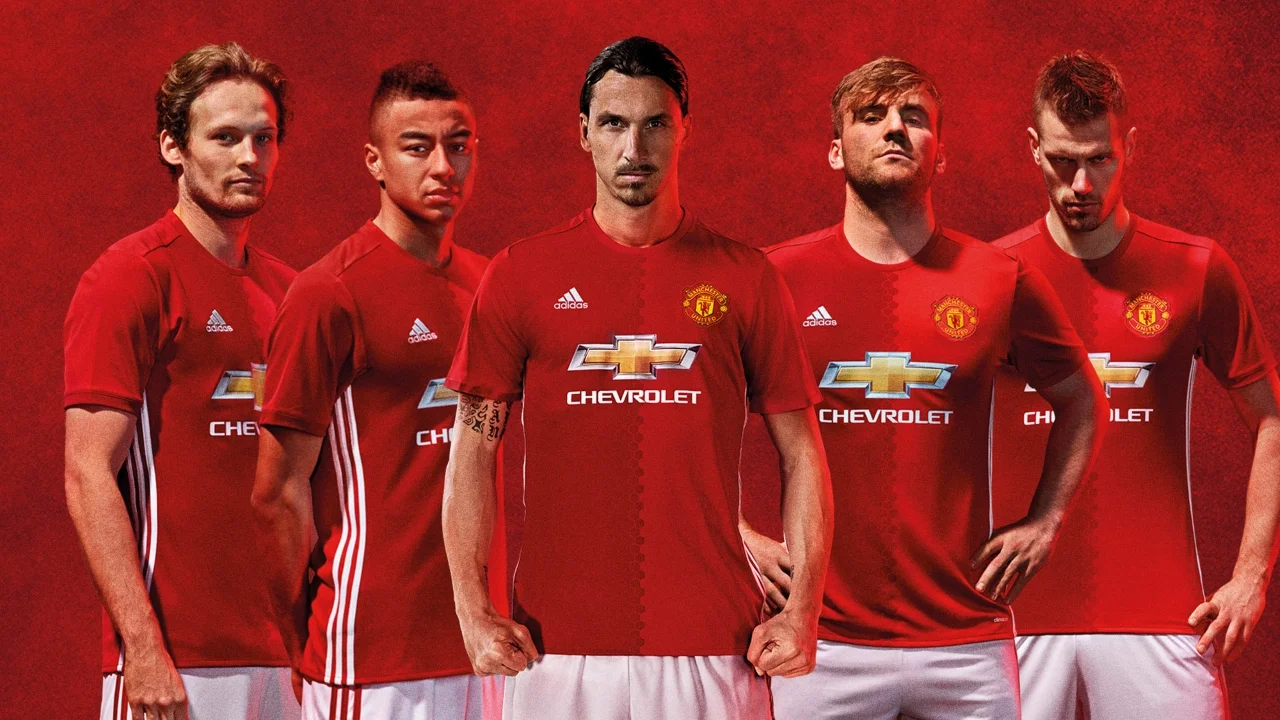 Trang phục thi đấu truyền thống của Manchester Utd chủ yếu là màu đỏ