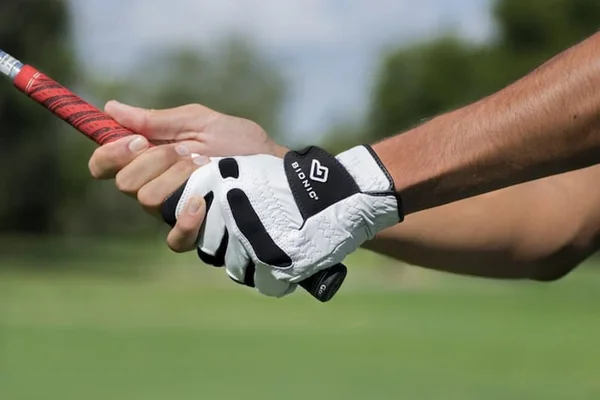 Găng tay là dụng cụ chơi golf cần thiết