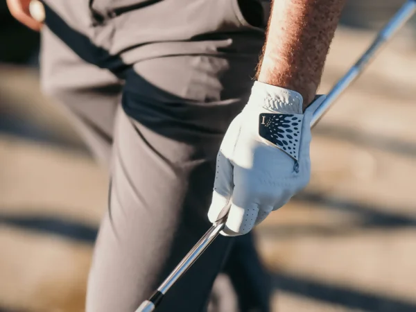 Tại sao cần phải đeo găng tay khi chơi golf?
