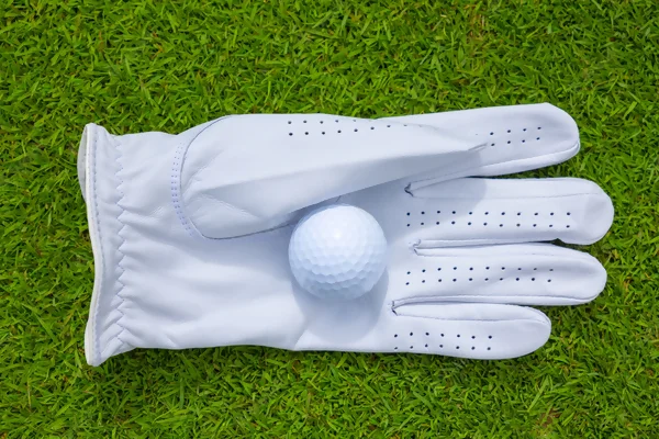 Găng tay chơi golf cần có chất liệu thoáng khí, hút ẩm, chống trượt và co giãn