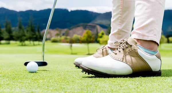 Giày golf là một phụ kiện quan trọng đối với mọi người chơi