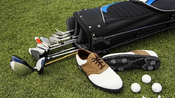 Bộ dụng cụ đầy đủ của người chơi khi chơi golf