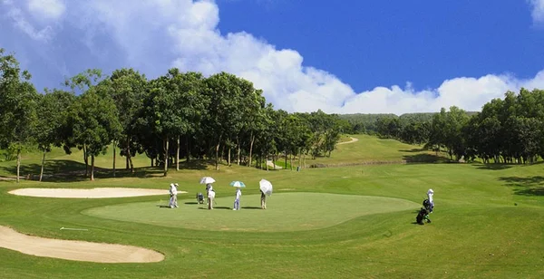 Sân golf Thủ Đức được phủ lớp cỏ tự nhiên cao cấp