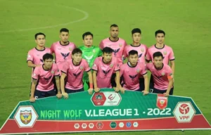 Các cầu thủ CLB Hồng Lĩnh Hà Tĩnh với sắc hồng đặc trưng
