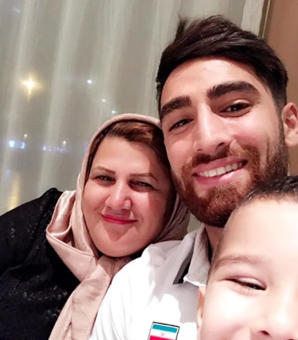 Cả gia đình Sahebeh Jahanbakhsh chụp bức hình hạnh phúc của gia đình