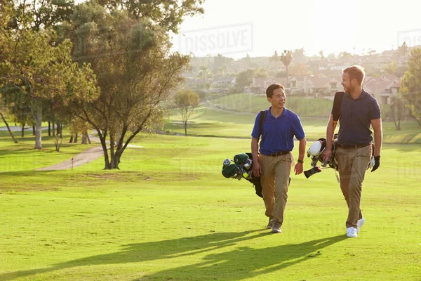 Đi bộ khi chơi golf rất tốt trong việc giảm cân