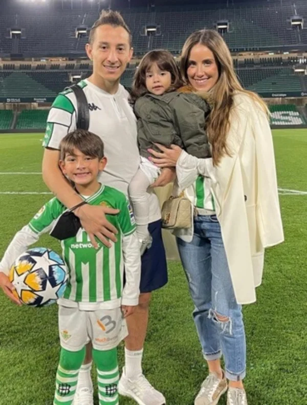 Cả gia đình Andres – Sandra đi xem một trận thi đấu của bố tại giải quốc nội Mexico