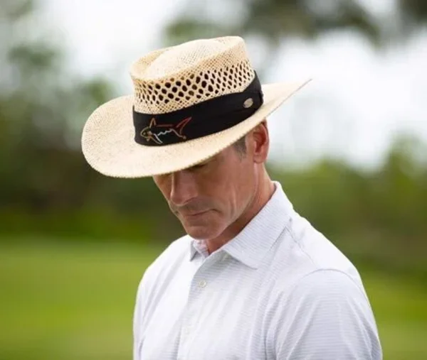 Hình ảnh mũ rơm được người chơi golf đeo ngoài đời thực