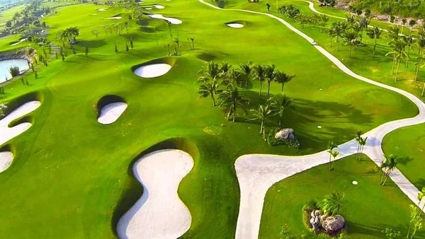Sân tập golf Nha Trang Diamond Bay với những thiết kế tuyệt đẹp