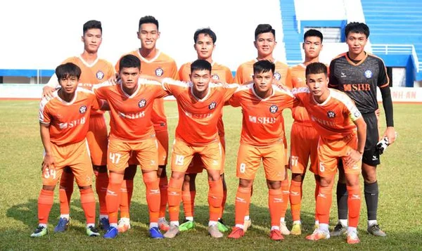 Đội hình câu lạc bộ SHB Đà Nẵng với màu áo cam đặc trưng