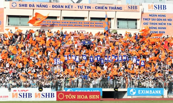 Cổ động viên SHB Đà Nẵng tới cổ vũ cho đội nhà tại giải VĐQG V-League