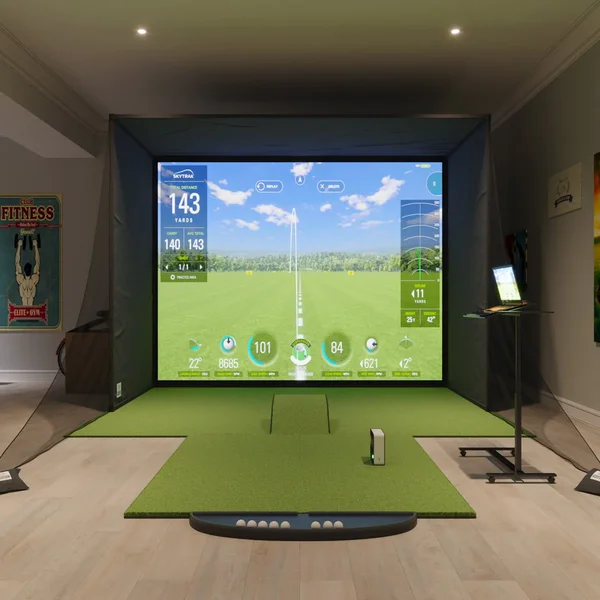 Một mô hình tập golf trong nhà, màn hình mô phỏng có thể có hoặc không