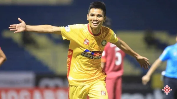 Đội trưởng của CLB Đông Á Thanh Hóa hiện nay là tiền vệ Lê Văn Thắng