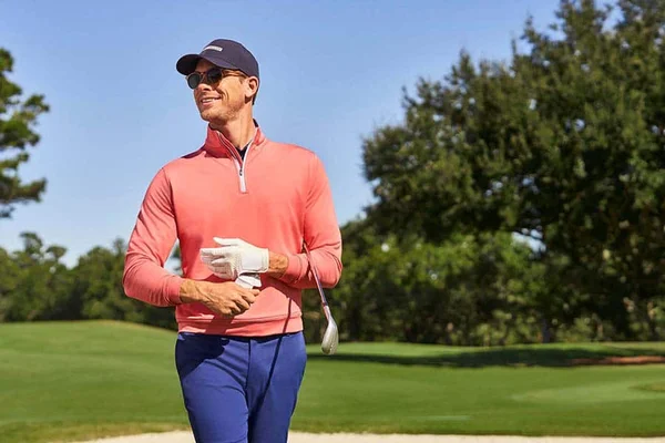 Người chơi golf thể hiện phong thái lịch lãm qua bộ trang phục khi chơi