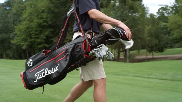 Số lượng ngăn của túi đựng golf cũng là một tiêu chí khi lựa chọn dụng cụ golf này
