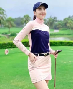 Hình ảnh golfer mặc chiếc quần giả váy vô cùng tinh tế và trang nhã