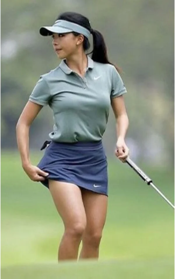 Chất liệu váy golf phải mềm mại, hút ẩm nhanh thì người chơi mới cảm thấy thoải mái