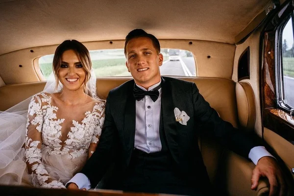 Laura Slowiak cùng chồng trên chiếc xe hoa lãng mạn